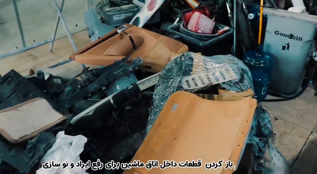 باز کردن قطعات داخل اتاق ماشین برای رفع ایراد و نوسازی پورشه کاین